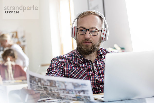 Professionelles Musikhören mit Kopfhörern zum Prüfen von Proofs am Laptop