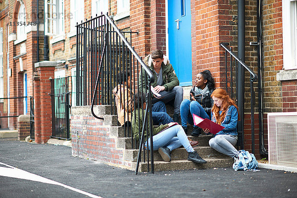 Junge erwachsene College-Studenten lernen auf der Campus-Treppe
