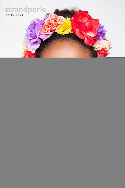 Porträt einer Frau mit Blumenstirnband  die in die Kamera schaut