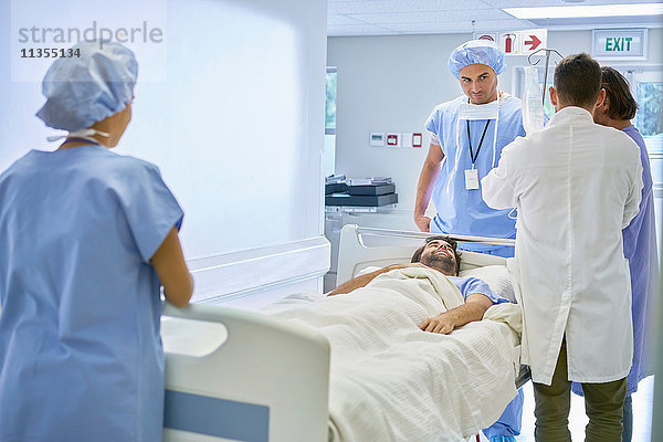 Ärzte um Patienten im Krankenhausbett