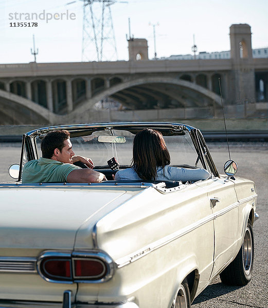 Rückansicht eines Paares in einem Cabriolet-Oldtimer  Los Angeles  Kalifornien  USA