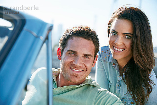 Ein Paar in einem Cabriolet schaut lächelnd in die Kamera  Los Angeles  Kalifornien  USA