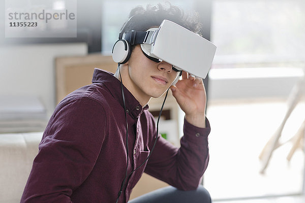 Junger Mann mit Virtual-Reality-Headset