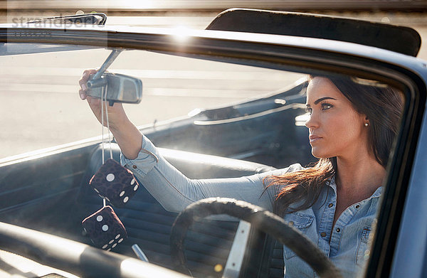 Frau in Cabriolet mit verstellbarem Rückspiegel  Los Angeles  Kalifornien  USA