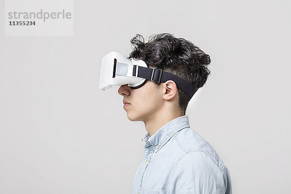 Junger Mann mit Virtual-Reality-Headset