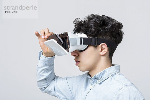 Seitenansicht eines jungen Mannes mit Virtual-Reality-Headset