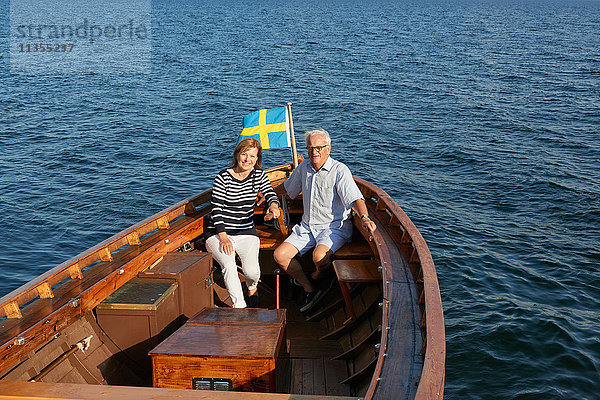 Ehepaar sitzt im Boot auf dem Meer