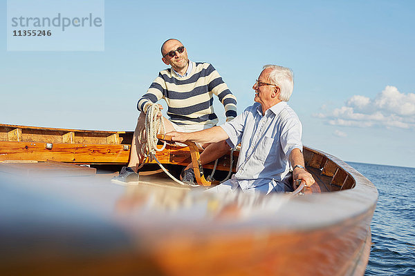 Freunde sitzen im Boot