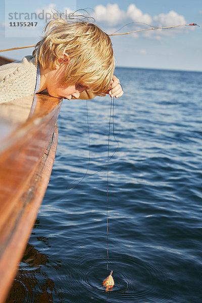 Junge baumelnder Fischkutter vom Boot