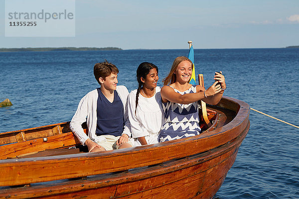 Freunde auf dem Boot beim Selfie