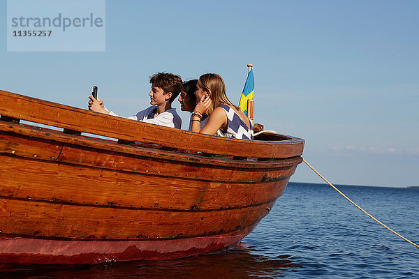 Freunde auf dem Boot beim Selfie