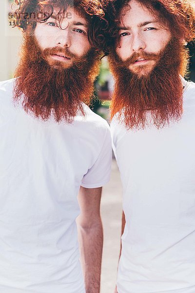 Porträt junger männlicher Hipster-Zwillinge mit roten Bärten und weißen T-Shirts