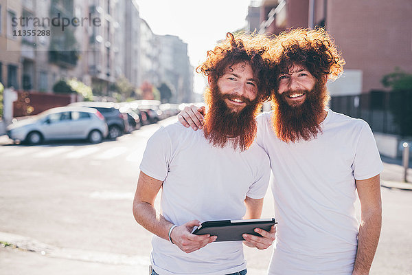 Porträt junger männlicher Hipster-Zwillinge mit roten Haaren und Bärten auf der City Street