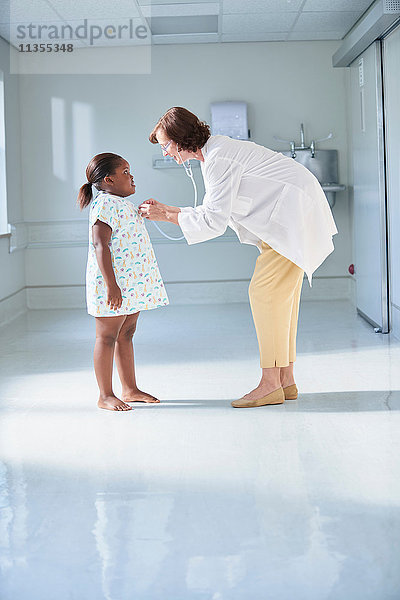 Ärztin benutzt Stethoskop bei Mädchen auf der Kinderstation im Krankenhaus