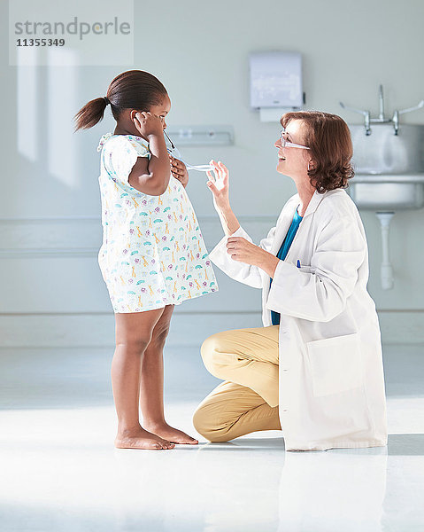Mädchen hört Ärzte-Stethoskop auf der Kinderstation eines Krankenhauses