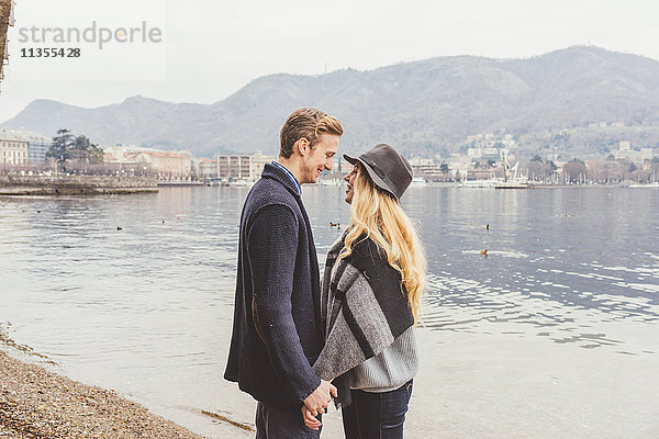 Romantisches junges Paar von Angesicht zu Angesicht am nebligen Comer See  Italien