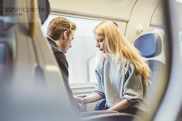 Junges Paar im Zugwaggon  Italien