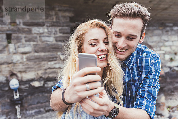 Junges Paar beim Smartphone-Selfie  Comer See  Italien