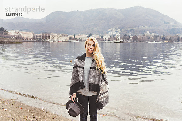 Porträt einer stilvollen jungen Frau am Seeufer  Comer See  Italien