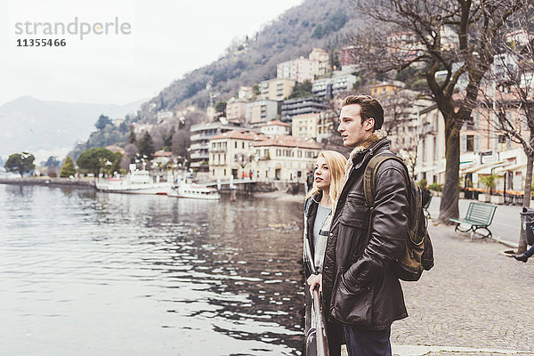 Junges Paar mit Blick auf den See  Comer See  Italien
