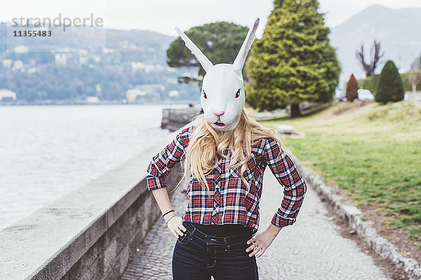 Porträt einer Frau mit Kaninchenmaske und Händen auf den Hüften  Comer See  Italien