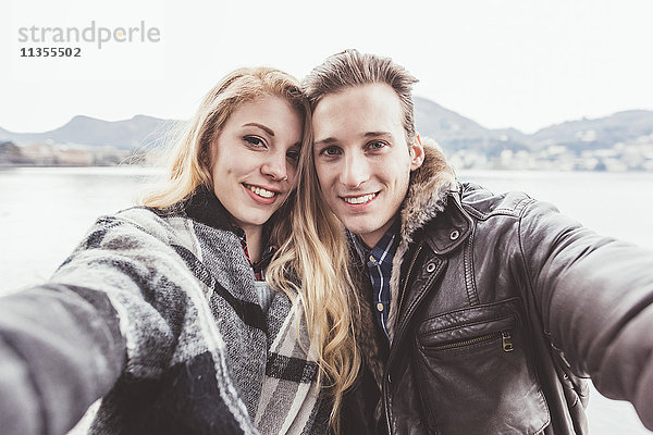 Porträt eines jungen Paares bei der Selbsthilfe  Comer See  Italien