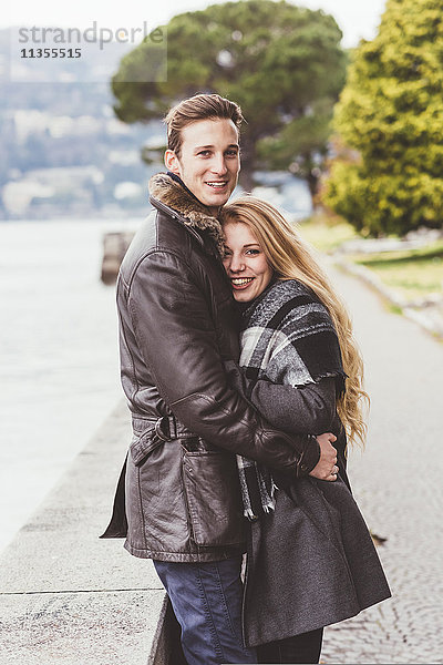 Porträt eines jungen Paares beim Umarmen  Comer See  Italien
