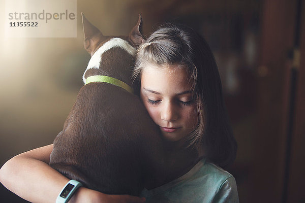 Mädchen umarmt Boston-Terrier-Hund