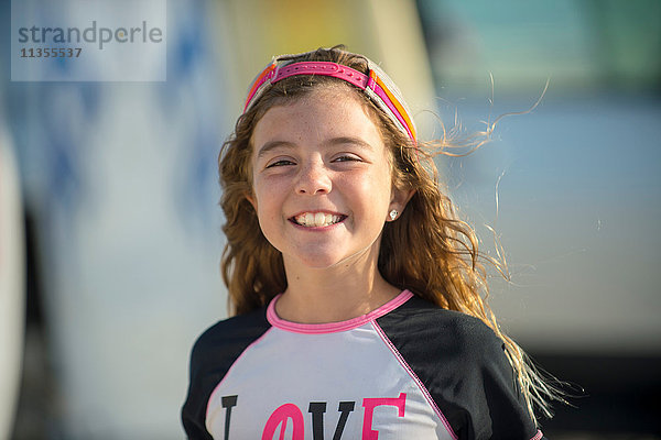Porträt eines jungen Mädchens am Strand  lächelnd