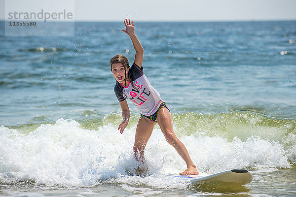 Junges Mädchen auf Surfbrett im Meer