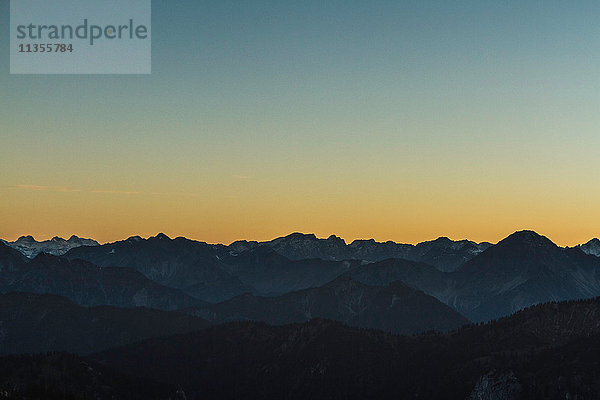 Blick vom Berg Branderschrofen in die Ammergauer Alpen bei Sonnenuntergang  Hohenschwangau  Bayern  Deutschland