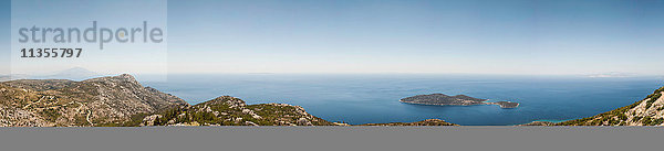 Panoramablick am südlichen Ende von Samos  Blick auf die Insel Samiopoula  Pagondas  Samos  Griechenland