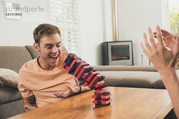 Paar spielt Holzblockbauspiel