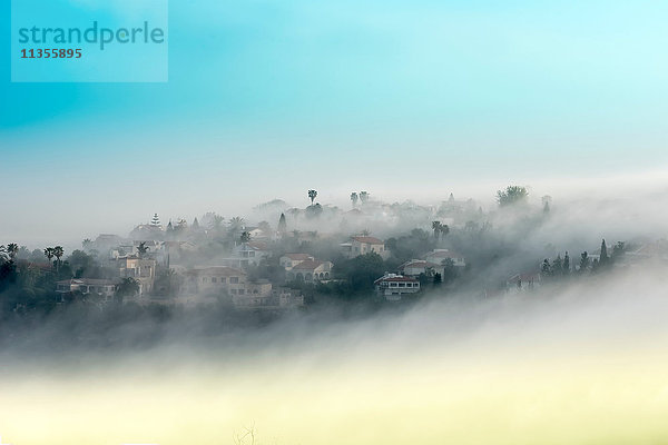 Nebelverhangenes  bergiges  ländliches Dorf  Carmel Mountain  Israel