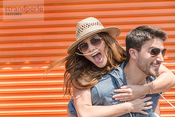 Mann gibt Freund Huckepack  Coney Island  Brooklyn  New York  USA