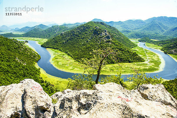 Luftaufnahme des Flusses Crnojevic  Montenegro