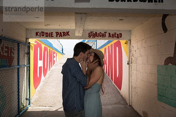Paar im Tunnel küsst sich  Coney Island  Brooklyn  New York  USA
