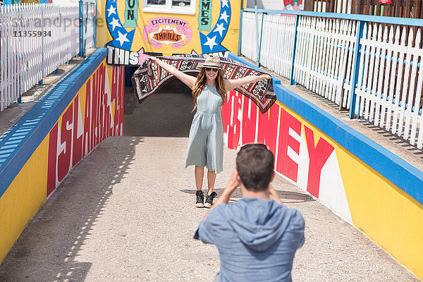 Ehepaar am Tunneleingang beim Fotografieren  Coney Island  Brooklyn  New York  USA