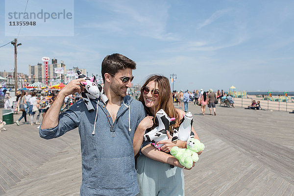 Paar mit lächelnden Kuschelkühen  Coney Island  Brooklyn  New York  USA