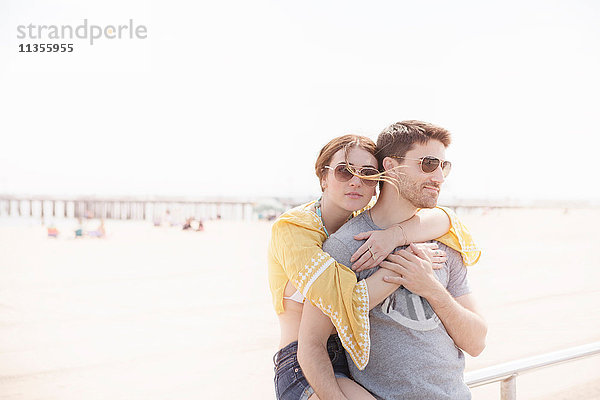 Strandkuscheln zu zweit  Coney Island  Brooklyn  New York  USA