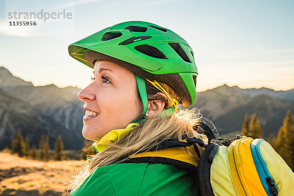 Radfahrer mit Blick auf das Mountainbike-Gebiet  Kleinwalsertal  Wege unterhalb der Walser Hammerspitze  Österreich