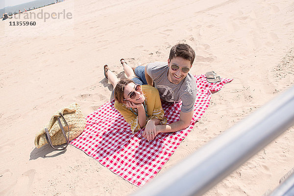 Paar liegt auf einer Picknickdecke am Strand  Coney Island  Brooklyn  New York  USA