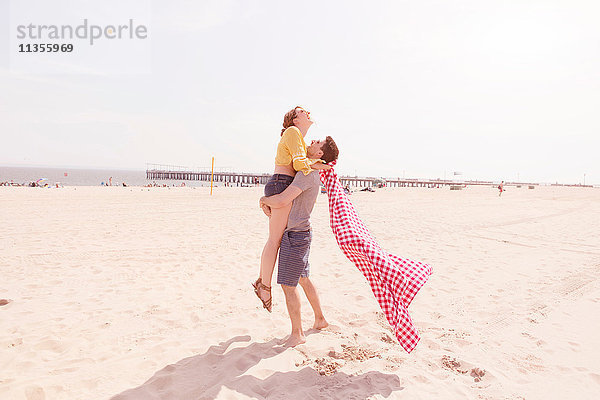 Mann am Strand holt Frau ab  Coney Island  Brooklyn  New York  USA