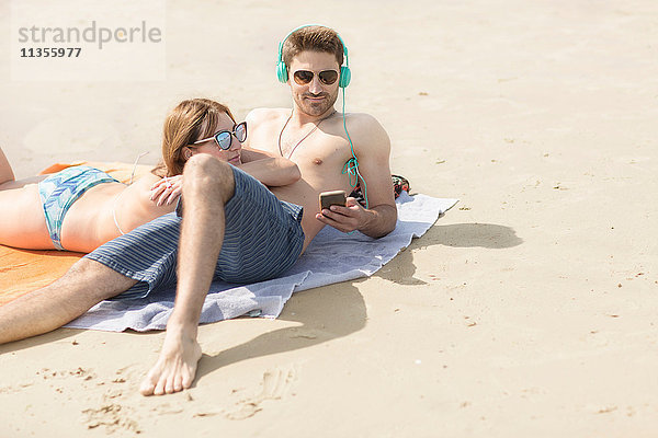 Paar entspannt am Strand  Coney Island  Brooklyn  New York  USA