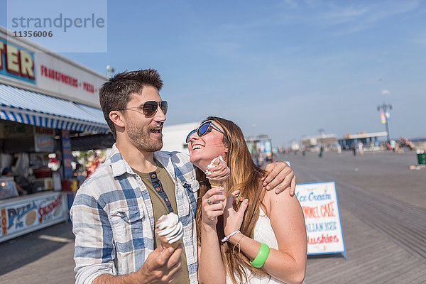 Ein Paar auf der Promenade hält lächelnd Eiswaffeln in der Hand  Coney Island  Brooklyn  New York  USA