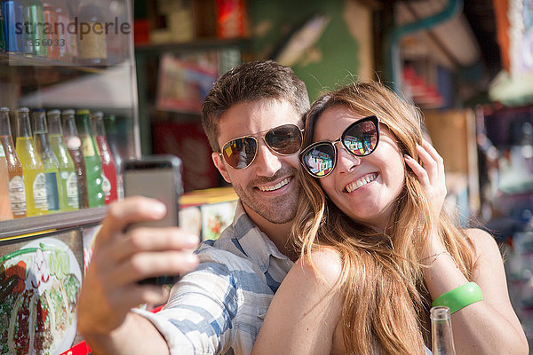 Ehepaar mit Smartphone zum Selbstfahren  Coney Island  Brooklyn  New York  USA