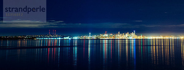 Panoramablick auf die entfernte Skyline und die Lichter der Stadt bei Nacht  Seattle  Washington  USA