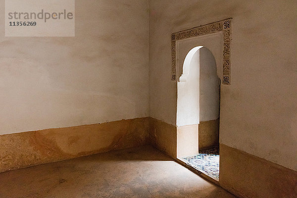 Rundbogentor in der Ben Youssef Madrasa  Marrakesch  Marokko