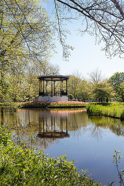 Musikpavillon und See im Vondel Park im Frühling  Amsterdam  Niederlande