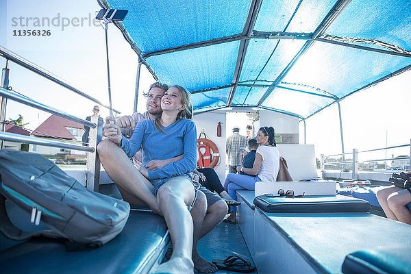 Junges Touristenpaar sitzt zusammen auf einer Bootsfahrt  Kapstadt  Südafrika